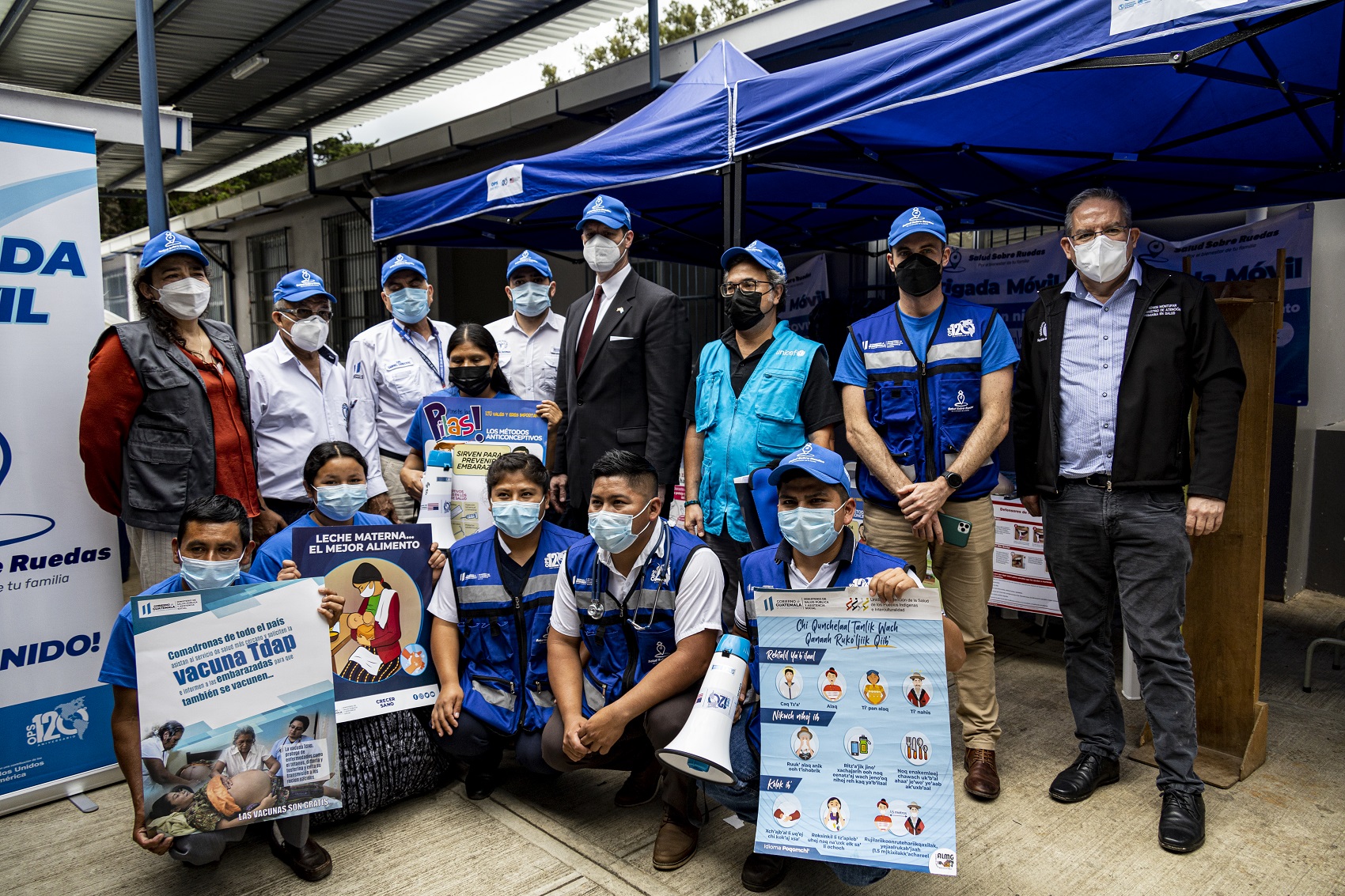 Meeting with community council members outside the health post in Municipality 12, Alta Verapaz (Credit: WHO/PAHO Guatemala)