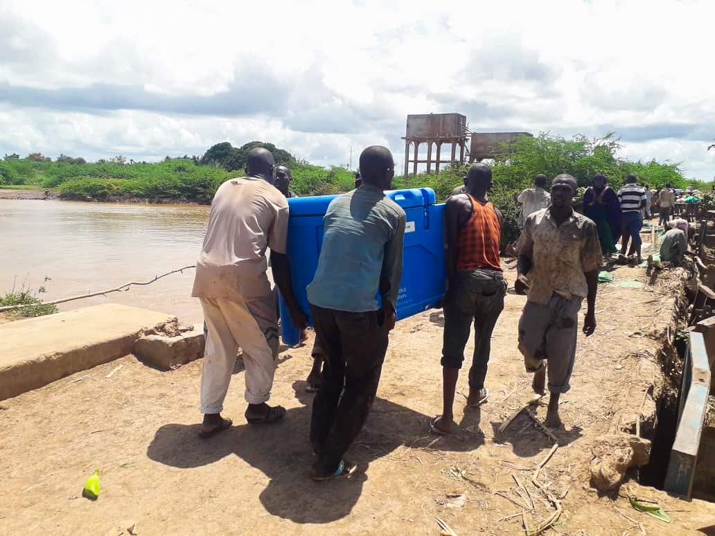Delivery by foot - B Medical Systems TCW40SDD - Central Somalia - CCEOP 2020-2
