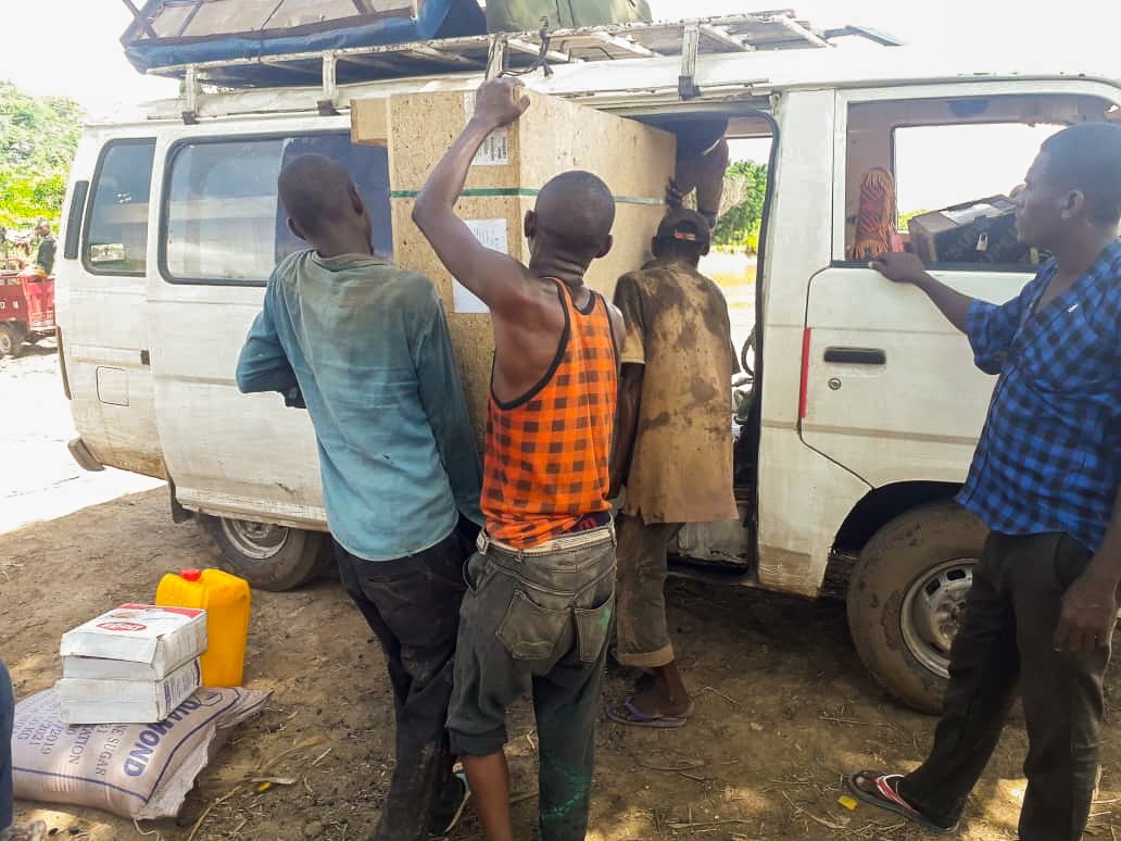 Delivery solar panels by car - B Medical Systems TCW40SDD - Central Somalia - CCEOP 2020-2